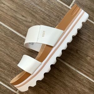 Women’s Reef Sandals. Style Cushion Vista Hi. Size 9 brand new with box.